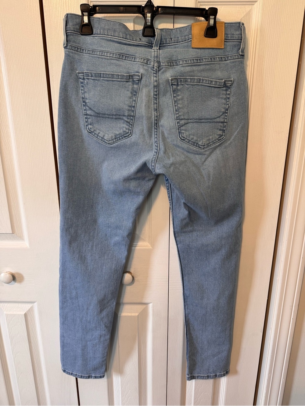 Light Wash Men’s Hollister Taper Jeans Sz 30x30 but see pics for measurements - Picture 7 of 9